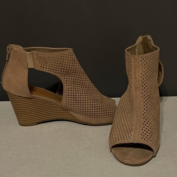 Shoes - Women’s US 9.5 tan zip up wedge sandal.